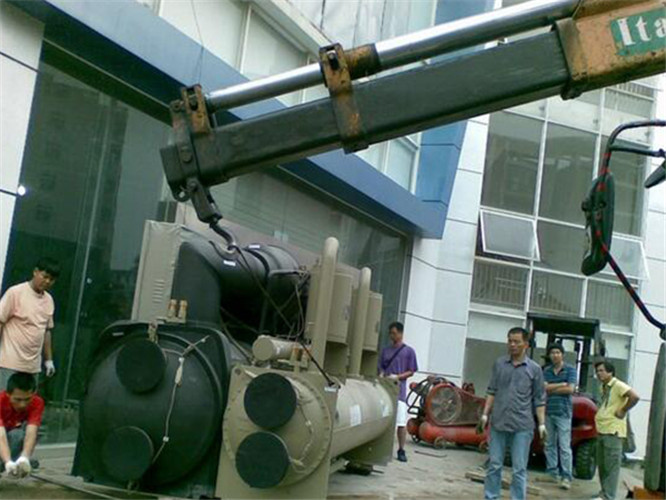 开鲁县随车吊和汽车吊的核心区别是什么？哪种更省钱？